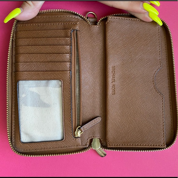 MICHAEL KORS WALLET!! - Picture 3 of 3